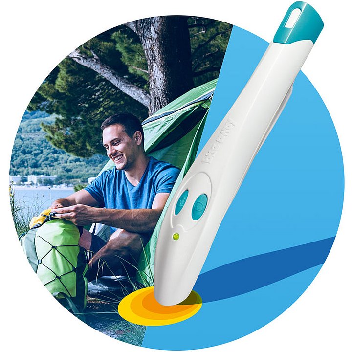 Ein Mann hock an einem See beim Camping und es ist das Produktbild des bite away Cobra mit darauf zu sehen.