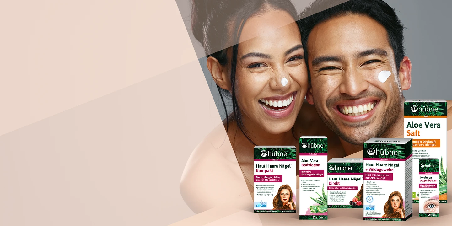 Glückliches Pärchen, im vordergrund sind Hautpflegeprodukte von Hübner zu sehen