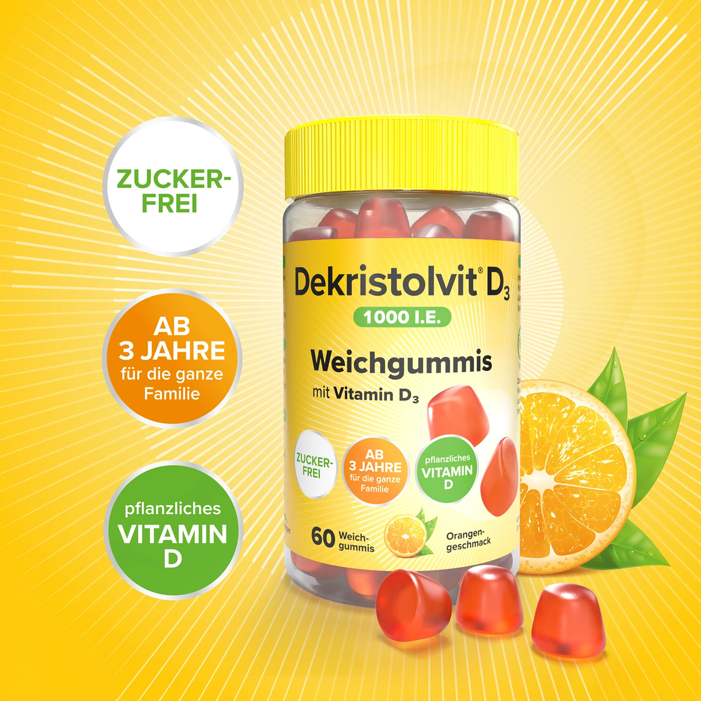 Flasche Dekristolvit D3-Weichgummis sowie Orangenscheiben und Vitamingummis vor gelbem Hintergrund; Aufschriften: „zuckerfrei“, „pflanzliches Vitamin D“, „ab 3 Jahren“.