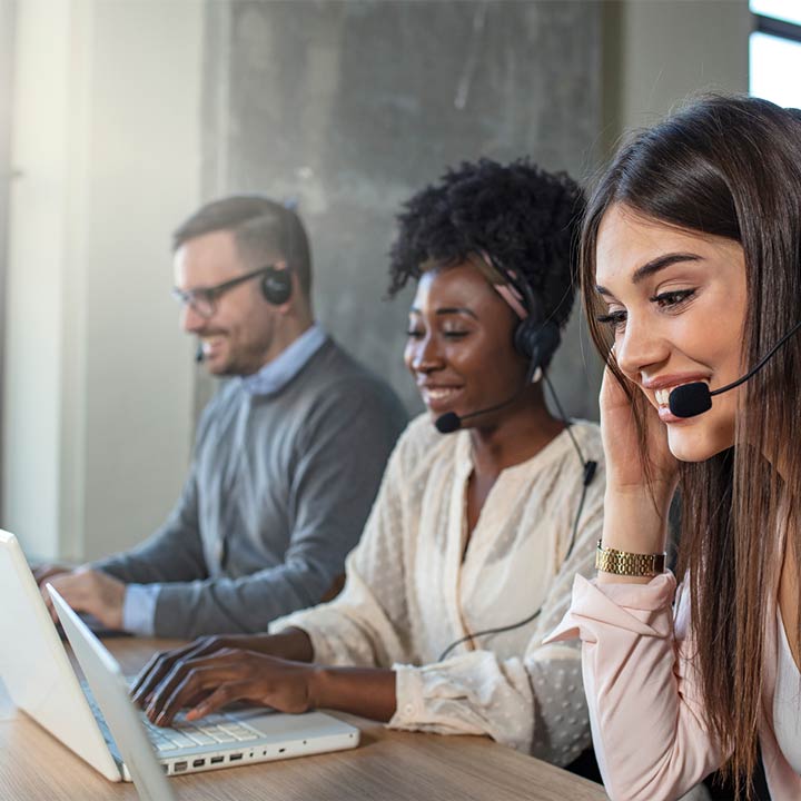 Ein Team von Mitarbeitern eines Callcenters, nimmt gespräche an und beantwortet Fragen.