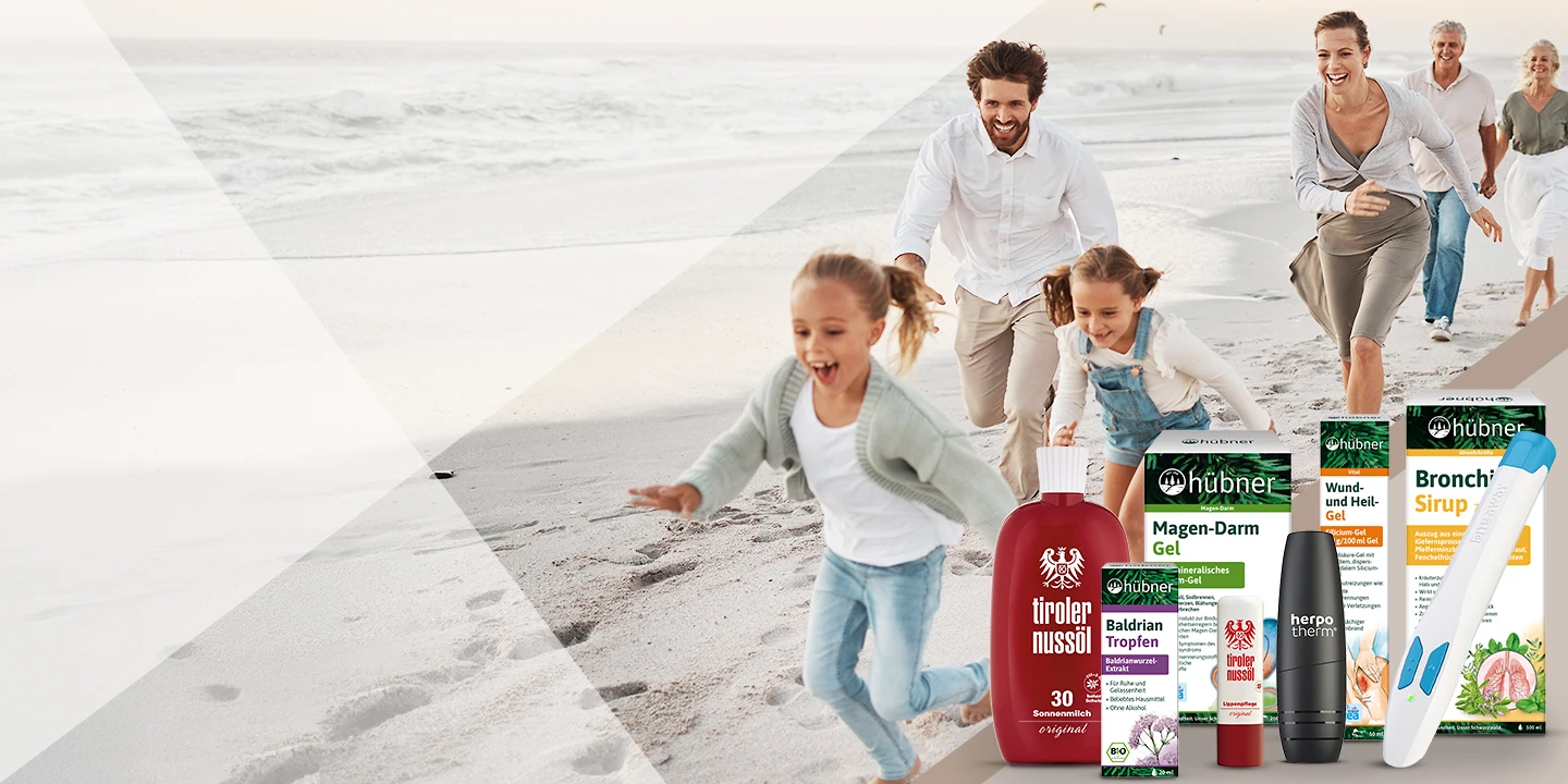 Eine Glückliche Familie läuft über einen Strand im Urlaub. Zusätzlich sind Produktempfehlungen für die Reiseapotheke gezeigt.